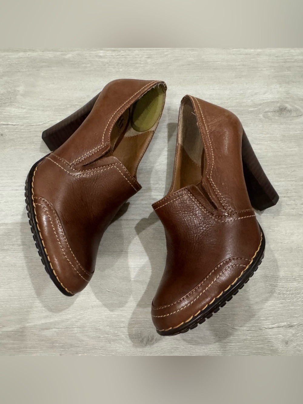 Söfft Brown Leather Slip‑On Heeled Mules Cream Stitching – Women’s 6
